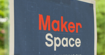 Hier wird jeder zum Macher: Die Makerspaces in Bibliotheken Auf dem Foto ist ein Plakat mit dem Schriftzug Makerspace zu sehen.