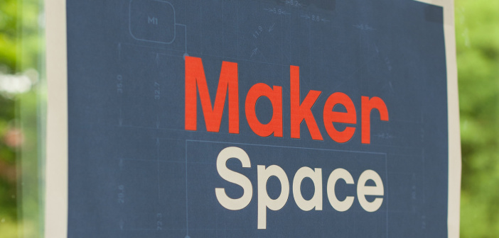 Hier wird jeder zum Macher: Die Makerspaces in Bibliotheken Auf dem Foto ist ein Plakat mit dem Schriftzug Makerspace zu sehen.